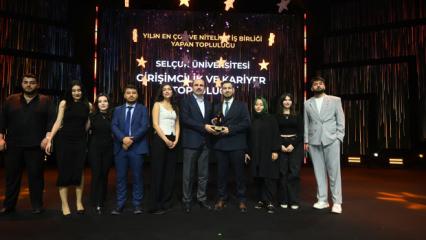 Konya&rsquo;da gen&ccedil;lerin b&uuml;y&uuml;k gecesi: &Ouml;d&uuml;ller sahiplerini buldu