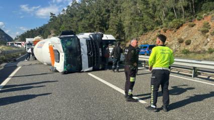 Marmaris'te beton mikseri devrildi, s&uuml;r&uuml;c&uuml; kazayı yara almadan atlattı