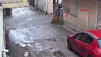 Ne oluyor bu &ccedil;ocuklara! 52 yaşındaki adamı darp ettiler