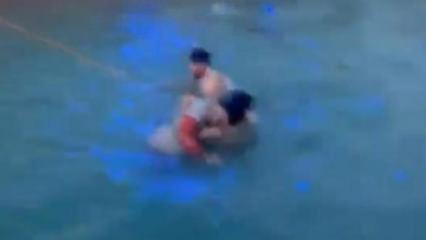 Otomobil kanala devrildi: 2 kadını vatandaşlar kurtardı