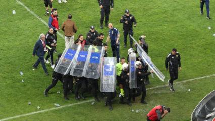 Play-off ma&ccedil;ında saha karıştı! Soyunma odasına polis kalkanlarıyla gittiler