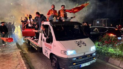 Son d&uuml;d&uuml;kle beraber Galatasaraylı taraftarlar sokaklara d&ouml;k&uuml;ld&uuml;