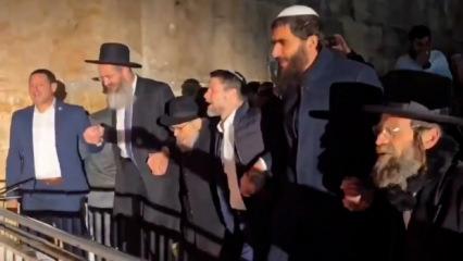 Soykırımcı İsrail Harem-i İbrahim Camii'yi bastı: M&uuml;zik eşliğinde dans ettiler