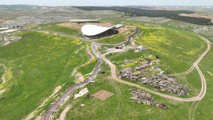 Tarihin sıfır noktasından eşsiz g&ouml;r&uuml;nt&uuml;ler: G&ouml;beklitepe yeşil &ouml;rt&uuml; altında