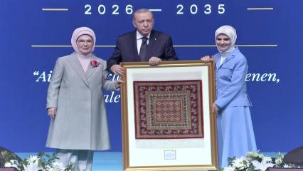 Yapımı 6 ay s&uuml;rd&uuml;! Cumhurbaşkanı Erdoğan&rsquo;a hediye edilen 360 bin ilmekli Pazırık halısı
