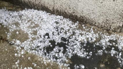 Meteoroloji uyarmıştı: 2 İl beyaza b&uuml;r&uuml;nd&uuml;! Ceviz b&uuml;y&uuml;kl&uuml;ğ&uuml;nde dolu...