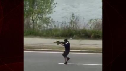 ABD'de silahlı saldırgan rastgele etrafa ateş a&ccedil;tı! Korku dolu anlar kamerada...