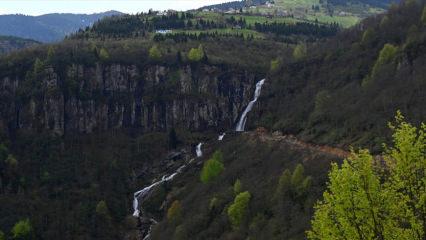 Adeta film platosu gibi! Trabzon&rsquo;daki U&ccedil;arsu Şelalesi mest ediyor