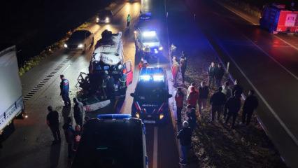 Aksaray'da feci kaza: Minib&uuml;s tıra &ccedil;arptı! &Ccedil;ok sayıda yaralı var