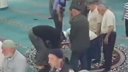 Camide kalp krizi ge&ccedil;iren vatandaş imamın m&uuml;dahalesiyle kurtuldu! Olay anı kamerada