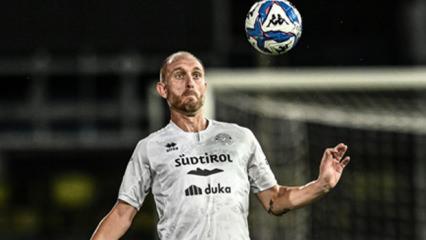 Ceza almıştı! İhanet ettiği eski takımına karşı oynamamak i&ccedil;in 40 yaşında futbolu bıraktı
