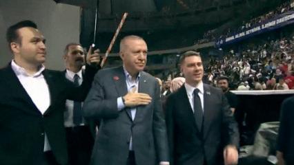 Cumhurbaşkanı Erdoğan sahaya indi: Trib&uuml;nleri gezerek gen&ccedil;leri selamladı