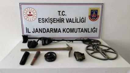Define bulmak i&ccedil;in ka&ccedil;ak kazı yaparken yakalandılar