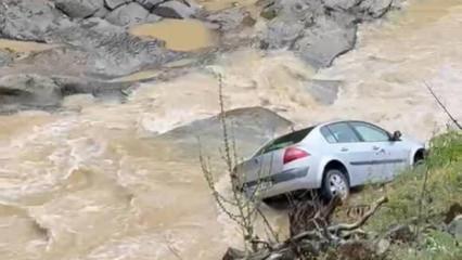 Dereye savrulan otomobilin s&uuml;r&uuml;c&uuml;s&uuml; yaralandı