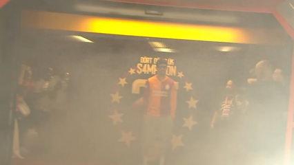 Galatasaray'ın Alman yıldızı sahneye Tarkan şarkısıyla &ccedil;ıktı