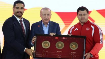 G&uuml;reşin efsaneleri Taha Akg&uuml;l ve Rıza Kayaalp'ten Cumhurbaşkanı Erdoğan'a anlamlı hediye