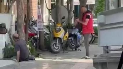 Cezaevinden &ccedil;ıkıp vurduğu husumetlisinin başında polis gelene kadar bekledi
