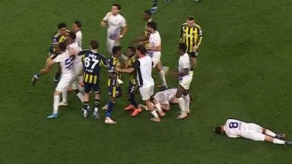 Kadık&ouml;y'de saha karıştı! 2 takımın oyuncuları birbirine girdi