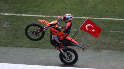 Kocaeli Stadyumu'nda Zayn Sofuoğlu'ndan motosiklet şovu