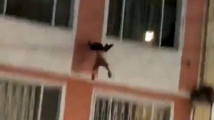 Kolombiya'da 3.kattan d&uuml;şen &ccedil;ocuk &ccedil;evredekiler tarafından havada kurtarıldı