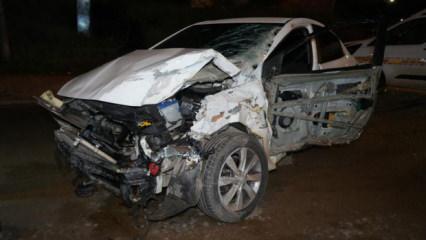Kontrolden &ccedil;ıkan otomobil, park halindeki &ccedil;ekiciye &ccedil;arptı: 1 &ouml;l&uuml;, 1 yaralı