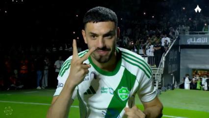 Merih Demiral kupa t&ouml;reninde &ldquo;&Ccedil;ırpınırdı Karadeniz&rdquo; par&ccedil;ası ile stadyumu coşturdu