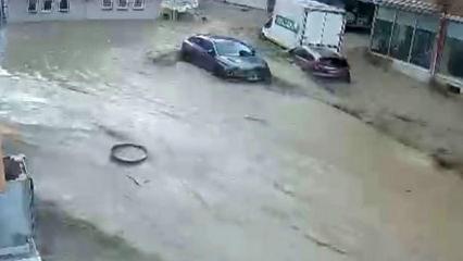 Samsun'daki sel dehşeti kamerada! Ara&ccedil;lar s&uuml;r&uuml;klendi, vatandaşlar saniyelerle kurtuldu