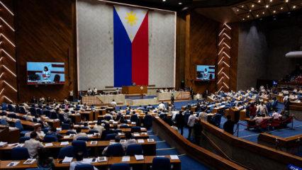 Son dakika...Filipinler Senatosu&rsquo;nda sıcak saatler:  En az 10 el silah sesi duyuldu!