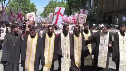 Tiflis'te on binlerce kişi aile kutsallığı i&ccedil;in y&uuml;r&uuml;d&uuml;