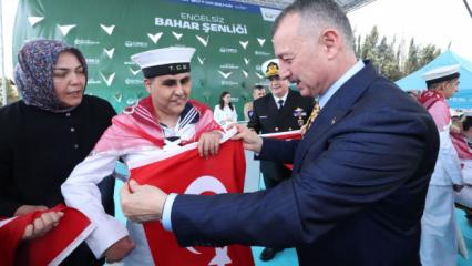 Vatan aşkıyla, &ccedil;akı gibi asker oldular: B&uuml;y&uuml;kakın temsili uğurlamada halay &ccedil;ekti