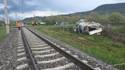 Yolcu treni kamyonete &ccedil;arptı: Yaralılar var!