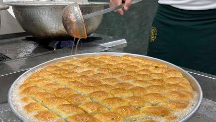 24 saat mesai yapıyorlar! Gaziantep&rsquo;in baklava ustalarından itinalı &ccedil;alışma