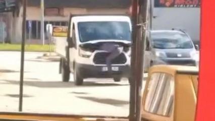 Bursa'da seyir halindeki kamyonetin motorunu a&ccedil;tı! Akılalmaz anlar kamerada 