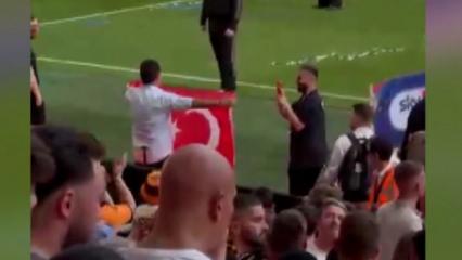 Acun Ilıcalı, Wembley&rsquo;de T&uuml;rk bayrağı a&ccedil;ıp kupayı kaldırdı