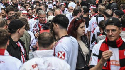 Alman ve İngiliz taraftarlar Dolmabah&ccedil;e'de