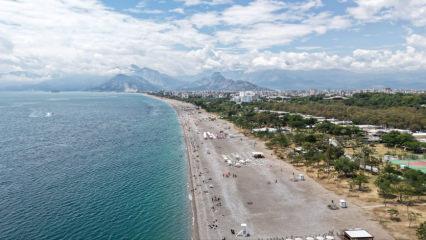 Antalya&rsquo;nın &uuml;nl&uuml; sahilinde bayram yoğunluğu: Konyaaltı Sahili ilk tercihlerden oldu