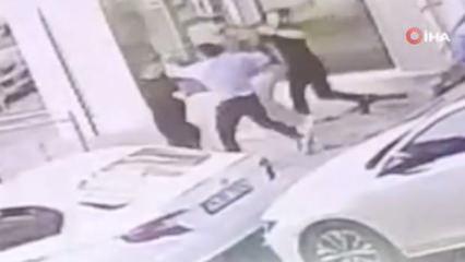 Arnavutk&ouml;y'de k&ouml;pek sevme tartışması tekmeli yumruklu kavgaya d&ouml;n&uuml;şt&uuml;