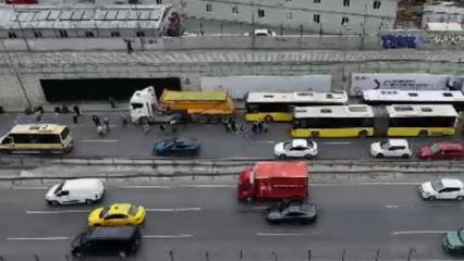 Bah&ccedil;elievler&rsquo;de arızalanan İETT otob&uuml;s&uuml; trafiği fel&ccedil; etti! Vatandaş yola d&ouml;k&uuml;ld&uuml;