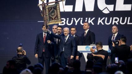 Bah&ccedil;eli&rsquo;ye verilen hediye g&uuml;ndem oldu! Altın kurt başlı tuğ dikkat &ccedil;ekti