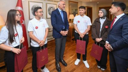 Bakan Ersoy, gen&ccedil; sanat&ccedil;ıları kabul etti