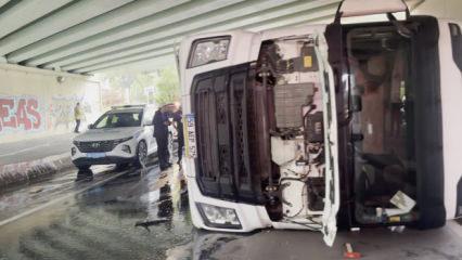 Bakırk&ouml;y'de &uuml;st ge&ccedil;ide &ccedil;arpan TIR devrildi 