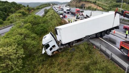 Beykoz'da zincirleme kaza! Bariyerleri aşan TIR, yolun dışına &ccedil;ıktı