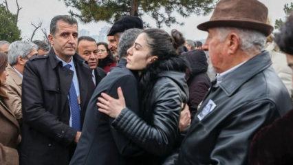 B&ouml;yle sarılmışlardı: Meğer &Ouml;zg&uuml;r &Ouml;zel'in yasak aşkıymış