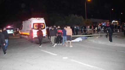 &Ccedil;&ouml;p kamyonuyla &ccedil;arpışan motosikletteki 2 gen&ccedil; hayatını kaybetti