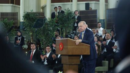 Cumhurbaşkanı Erdoğan gen&ccedil;lerle buluştu: Gen&ccedil;lerimizle omuz omuza y&uuml;r&uuml;meyi s&uuml;rd&uuml;receğiz
