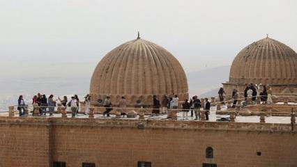 Dinlerin ve dillerin buluştuğu yer Mardin, ilkbaharda yoğun ilgi g&ouml;r&uuml;yor