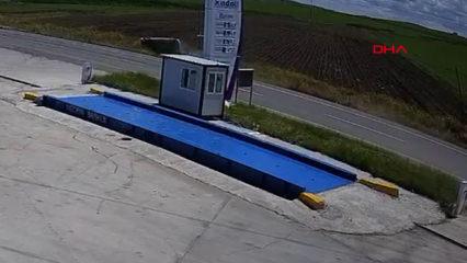 Diyarbakır&rsquo;da takla atan otomobil tarlaya savruldu; aynı aileden 4 yaralı