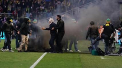 Fransa'da olaylı ma&ccedil;! Nantes k&uuml;me d&uuml;şt&uuml;, Trabzonspor'un eski hocası taraftarla kavga etti