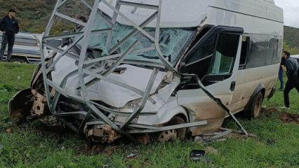 Hakkari'de elektrik direğine &ccedil;arpan minib&uuml;steki 11 kişi yaralandı