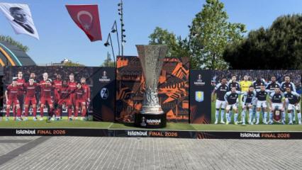 İlhan Mansız, UEFA Avrupa Ligi kupasını Beşiktaş Meydanı'na getirdi